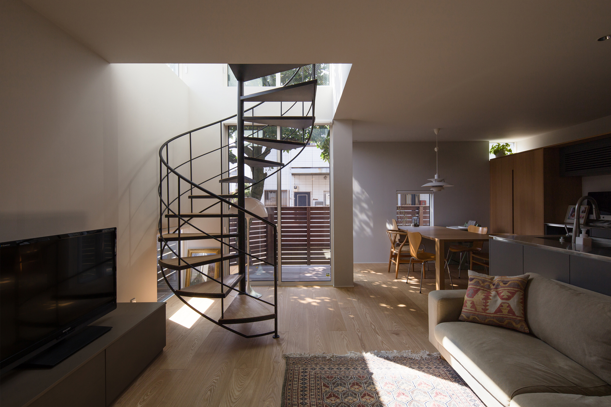 浜田山の家。計算された光が差し込むリビング