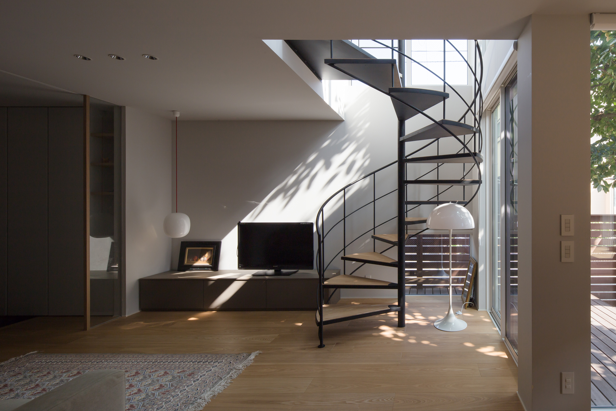 階段・家具などが統一されたリビング